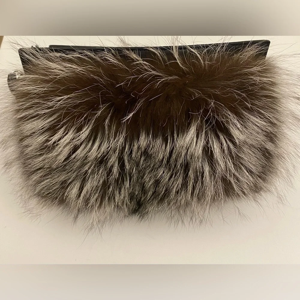 COACH LEGACY SILVER/BLACK WHITE  FOX FUR CLUTCH w/TASSEL 😍 (R$1,200) Like New